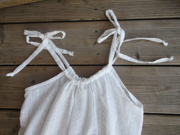 roble en broderie anglaise blanche