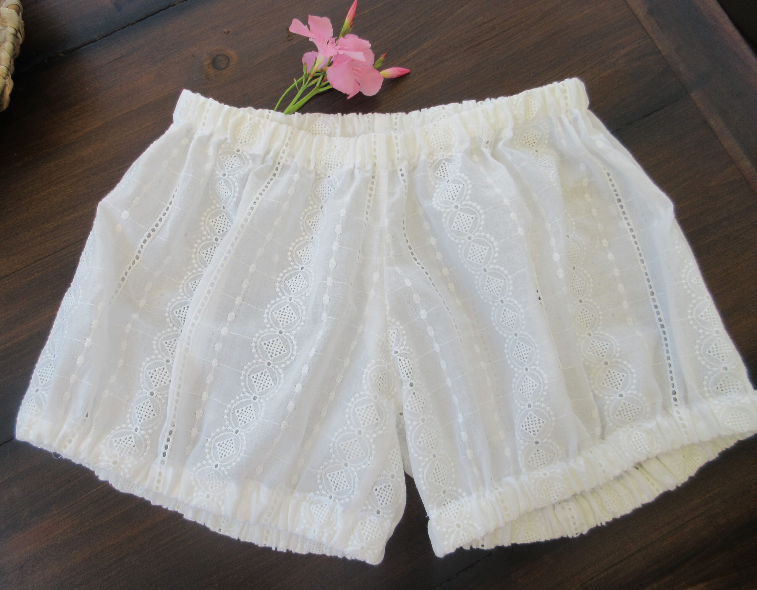 shorty femme QUEEN BOOTY en broderie blanche