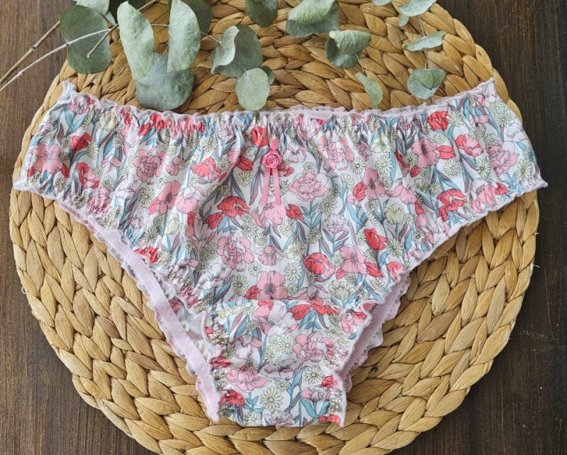 culotte brésilienne fleurie à froufrous