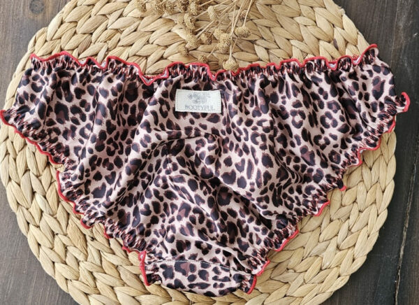 culotte à froufrous en satin léopard
