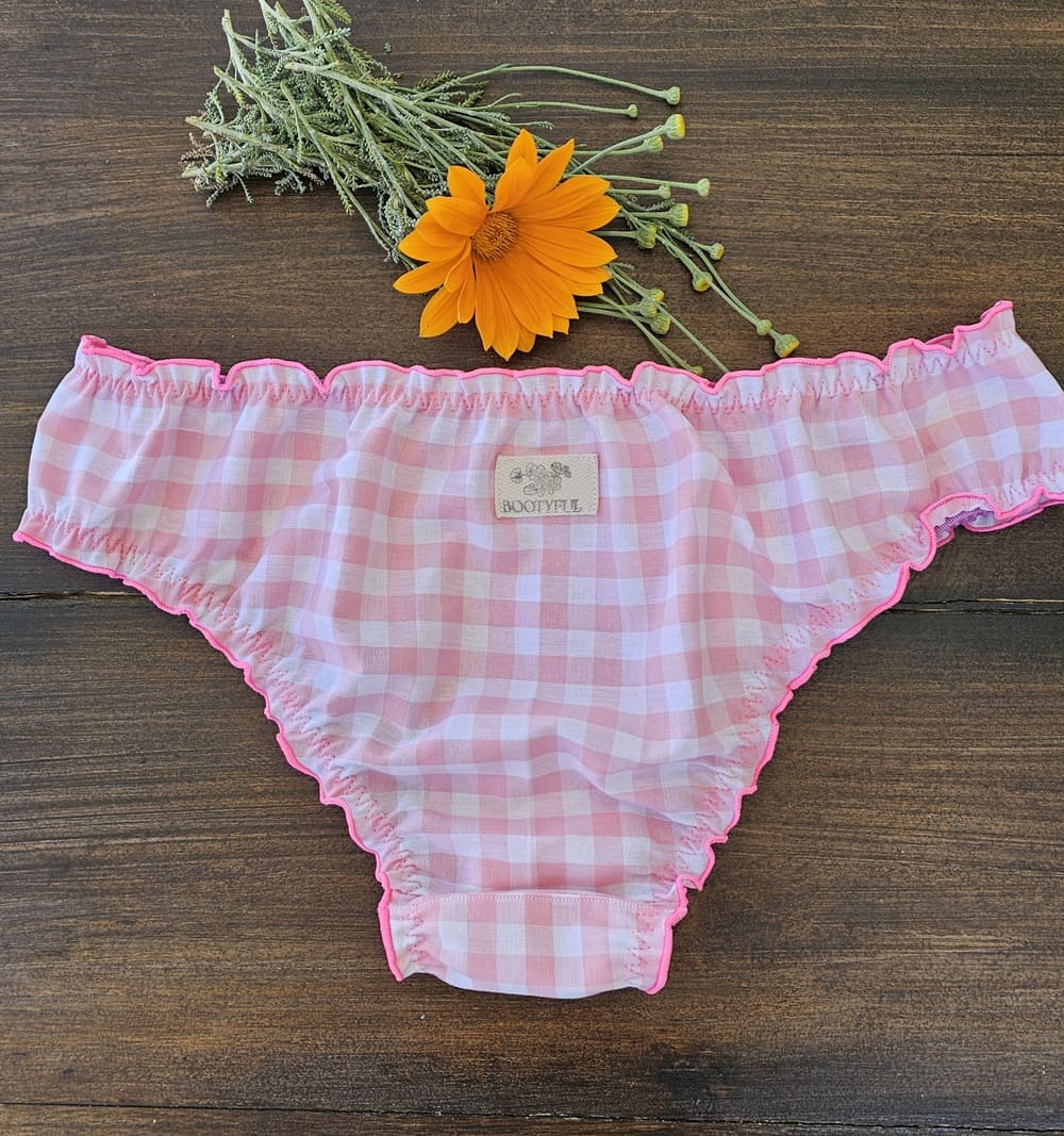 brésilienne femme en vichy rose