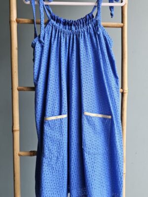 Robe en broderie bleu roi
