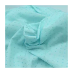 Tissu SORBET D’AMOUR pour les culottes Bootyful : voile de coton bleu pâle aux nuances lagon, ponctué de petits plumetis bleus plus soutenus en relief.